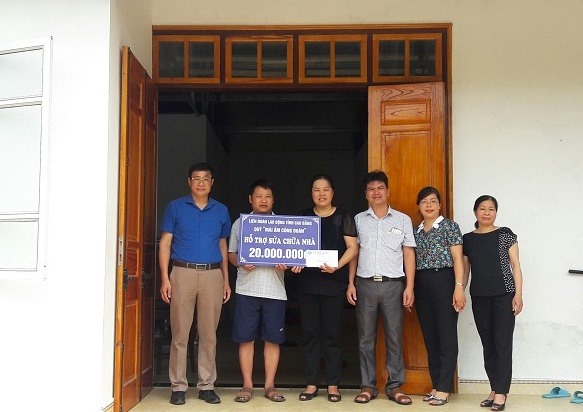 Gia đình đoàn viên Nguyễn Thị Hường đón nhận tiền hỗ trợ xây dựng nhà từ tổ chức công đoàn. Ảnh: Ngọc Phán.