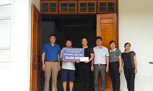 Gia đình đoàn viên Nguyễn Thị Hường đón nhận tiền hỗ trợ xây dựng nhà từ tổ chức công đoàn. Ảnh: Ngọc Phán.