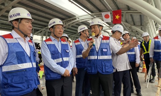 Phó Thủ tướng Phạm Bình Minh (thứ 2 từ trái qua) thị sát ga Công nghệ cao thuộc tuyến metro số 1 (Bến Thành - Suối Tiên). Ảnh: Minh Quân