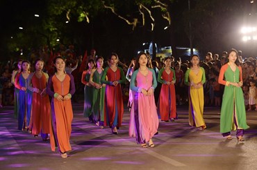 Phần trình diễn áo dài sắc màu nhận được sự quan tâm của du khách. Ảnh: Hòa Nguyễn - Thành Đạt.