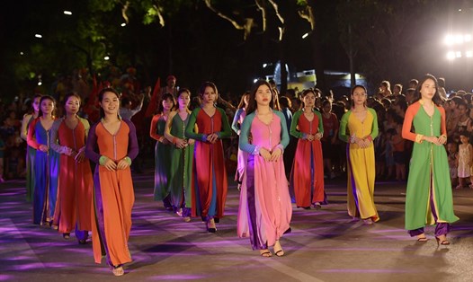 Phần trình diễn áo dài sắc màu nhận được sự quan tâm của du khách. Ảnh: Hòa Nguyễn - Thành Đạt.