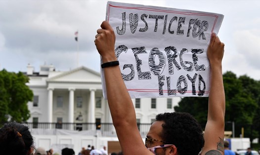 Biểu tình đòi công lý cho George Floyd trước Nhà Trắng ngày 29.5. Ảnh: AFP