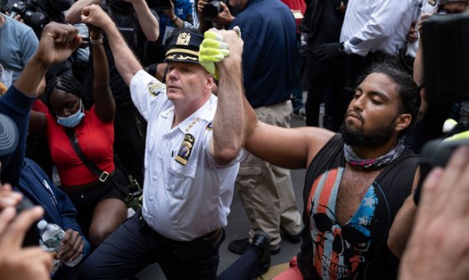 Cảnh sát trưởng New York Terence Monahan quỳ gối với người biểu tình tại New York hôm 1.6. Ảnh: CNN