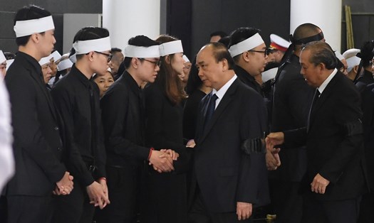 Thủ tướng Nguyễn Xuân Phúc chia buồn cùng gia quyến ông Vũ Mão. Ảnh PV