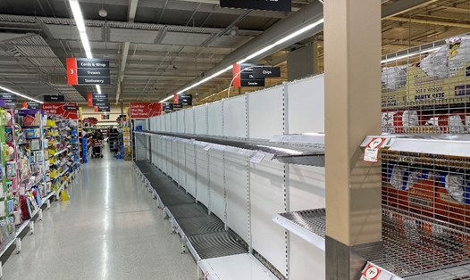 Các gian hàng giấy vệ sinh ở một siêu thị tại Sydney trống không sau khi người dân hoảng loạn đổ xô đi mua nhu yếu phẩm để tích trữ cho đợt phong tỏa do COVID-19. Ảnh: AFP