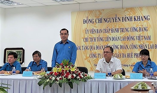 Chủ tịch Tổng LĐLĐVN Nguyễn Đình Khang chia sẻ khó khăn mà Công ty Huê Phong và công nhân đang phải gánh chịu do dịch COVID-19. Ảnh Nam Dương