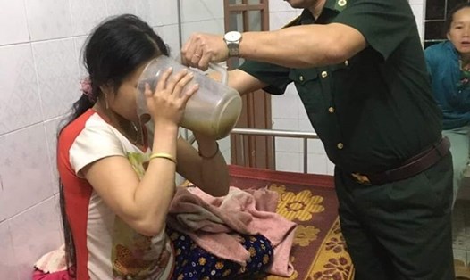 Quân y Đồn Biên phòng Tri Lễ (BĐBP Nghệ An) đang cứu chữa nạn nhân ăn lá ngón tự tử. Ảnh: Hùng Phong