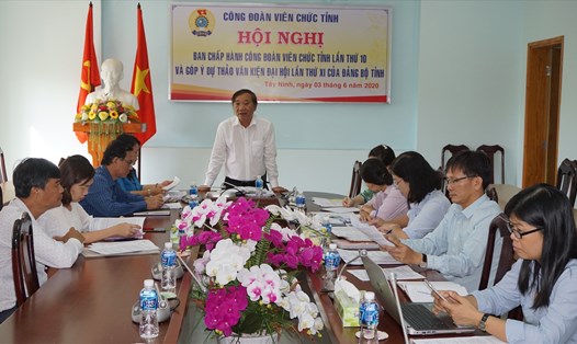 Ông Võ Văn Tân – Chủ tịch Công đoàn Viên chức tỉnh chủ trì hội nghị. Ảnh LĐLĐ Tây Ninh