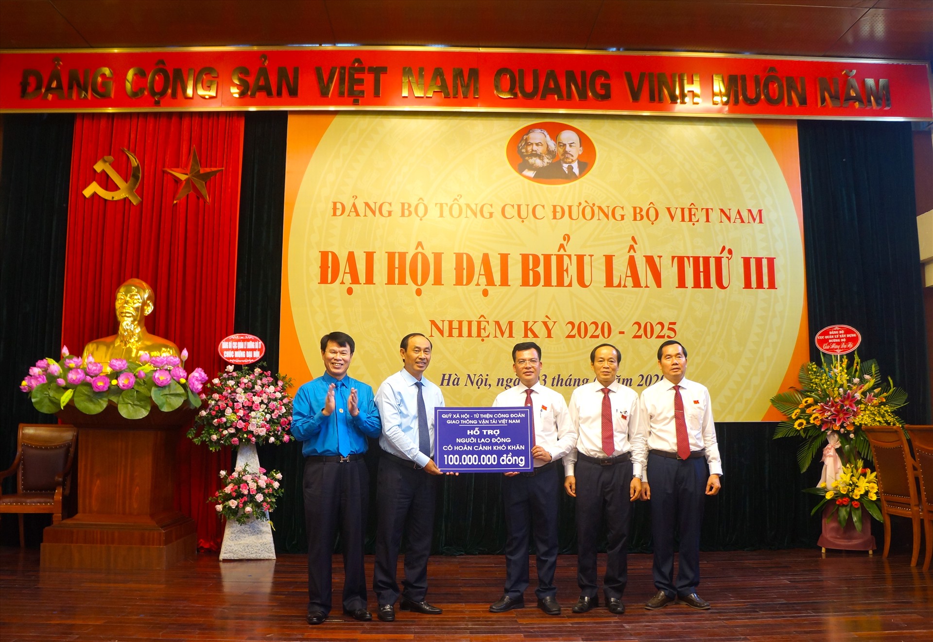 Trao 100 triệu đồng hỗ trợ người lao động có hoàn cảnh đặc biệt khó khăn trong ngành Đường bộ. Ảnh: Trần Kiều