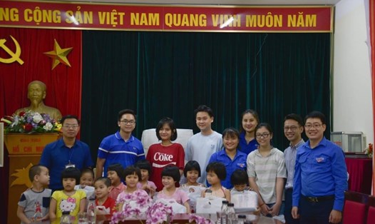 Học sinh Đinh Lan Chi, Hoàng Đức Minh, Trần Thị Thùy Dương, Ngô Quang Minh và cán bộ Trung tâm tình nguyện Quốc gia tại Trung tâm bảo trợ xã hội Quận Nam Từ Liêm.