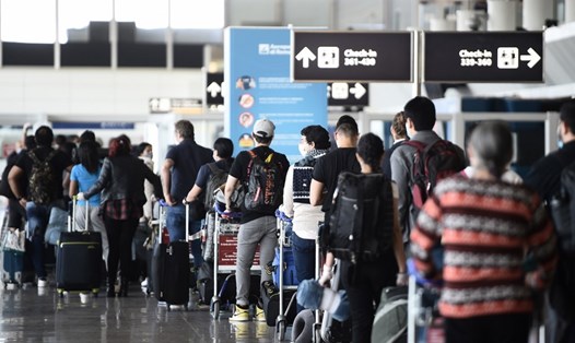 Khách du lịch xếp hàng làm thủ tục tại sân bay Fiumicino, Rome, Italia hôm 3.6 sau khi các sân bay và biên giới mở cửa trở lại cho khách du lịch và người dân tự do đi lại trên khắp đất nước. Ảnh: AFP.