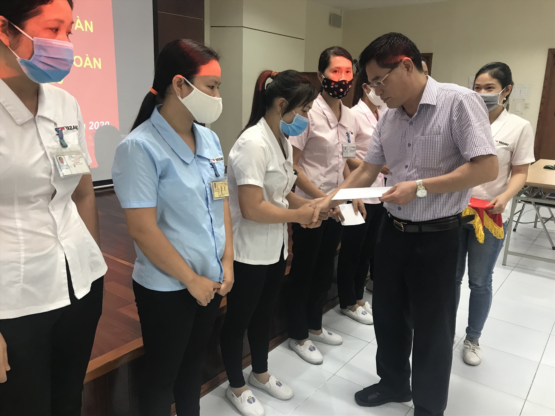Đồng chí Trần Huy Quân - Tỉnh ủy viên, Giám đốc Sở công thương trao quà cho công  nhân lao động. Ảnh: Bá Mạnh