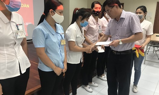 Đồng chí Trần Huy Quân - Tỉnh ủy viên, Giám đốc Sở công thương trao quà cho công  nhân lao động. Ảnh: Bá Mạnh