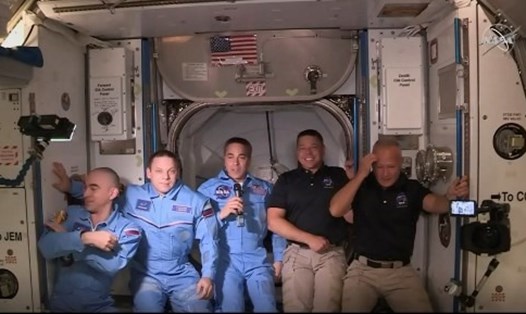 Hai phi hành gia SpaceX đến Trạm vũ trụ quốc tế. Ảnh: AFP