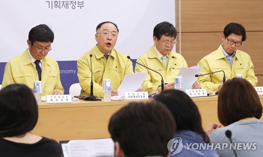 Bộ trưởng Tài chính Hong Nam-ki (thứ 2 từ trái sang) phát biểu về gói cứu trợ thứ 3 của Hàn Quốc. Ảnh: Yonhap.