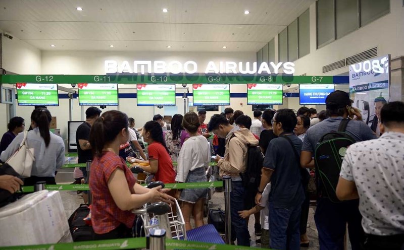 Sân bay Tân Sơn Nhất kẹt cả trong lẫn ngoài | LAODONG.VN