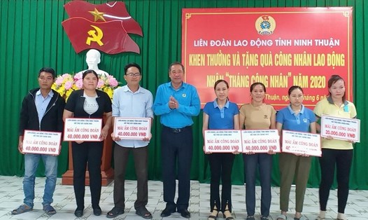 Lãnh đạo LĐLĐ tỉnh Ninh Thuận trao kinh phí hỗ trợ xây nhà Mái ấm Công đoàn cho đoàn viên nhân Tháng Công nhân năm 2020. Ảnh: Hồng Vân