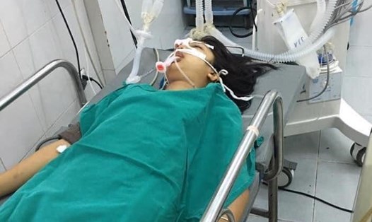 Hà Thu Hằng đang được theo dõi và điều trị tại khoa Cấp Cứu, Bệnh viện Đa khoa Lào Cai trong tình trạng hôn mê sâu. Ảnh: GĐCC