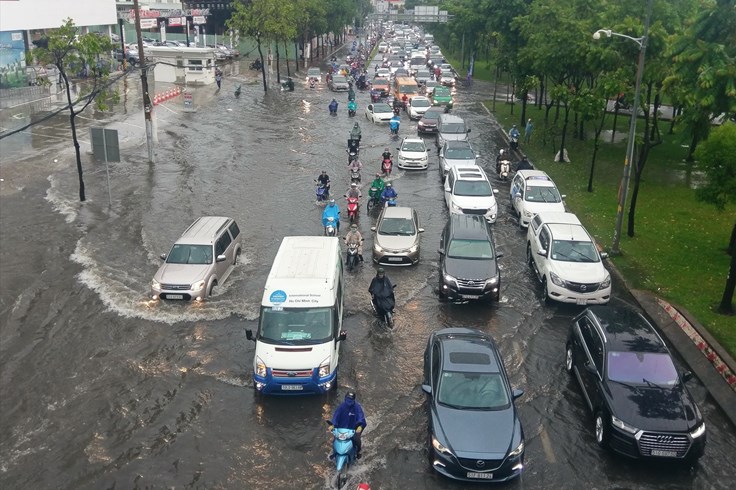 Người Sài Gòn khốn khổ vì đường ngập nước, kẹt xe sau mưa
