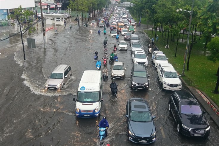 Người Sài Gòn khốn khổ vì đường ngập nước, kẹt xe sau mưa Người Sài Gòn khốn khổ vì đường ngập nước, kẹt xe sau mưa