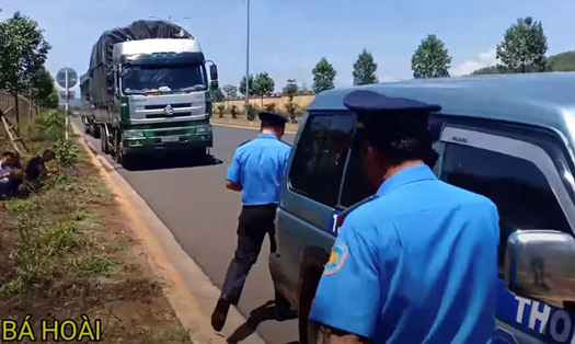 Hình ảnh cắt từ video vu khống thanh tra giao thông Đắk Lắk.