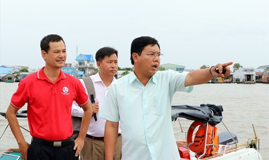 Chủ tịch UBND tỉnh Cà Mau Nguyễn Tiến Hải kiểm tra bến tàu du lịch chuẩn bị đưa và khai thác vào tháng 7 tại cửa biển Sông Đốc, huyện Trần Văn Thời, Cà Mau (ảnh Nhật Hồ)