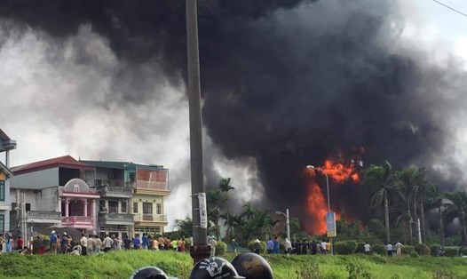 Vụ hỏa hoạn lớn xảy ra tại kho xưởng nằm trên địa bàn phường Thượng Thanh. Ảnh: Công Minh