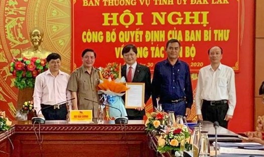 Tỉnh ủy Đắk Lắk công bố quyết định của Ban Bí thư về việc Chỉ định Ủy viên BCH Đảng bộ tỉnh nhiệm kỳ 2015-2020. Ảnh: Hữu Long
