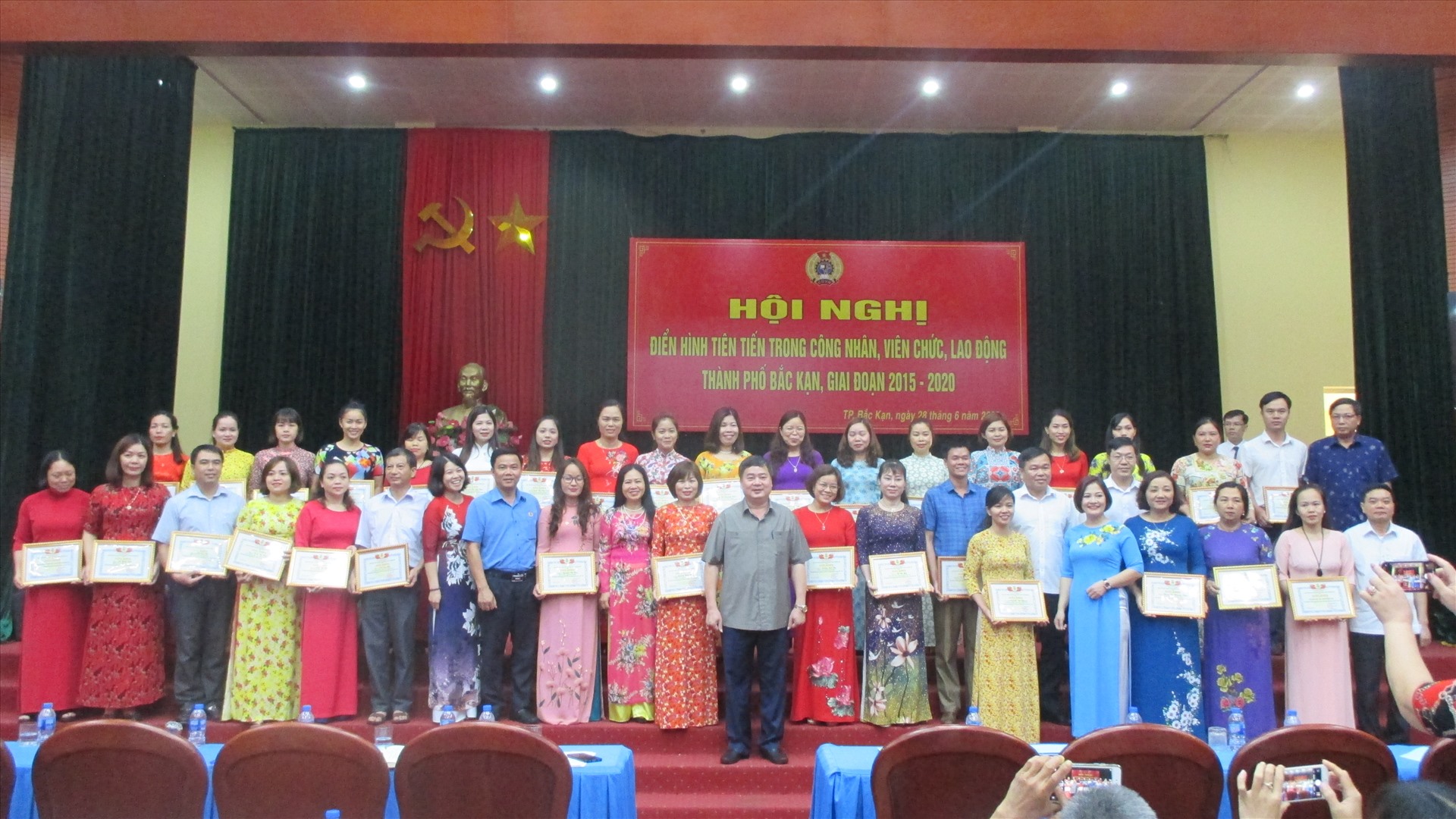 Các đồng chí Lãnh đạo LĐLĐ tỉnh, Thành ủy, HĐND, UBND, LĐLĐ thành phố chụp ảnh cùng các điển hình tiên tiến trong phong trào thi đua giai đoạn 2015- 2020. Ảnh: Ngọc Liêm.