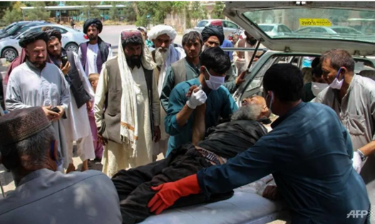 Một người dân bị thương trong vụ nổ tại chợ gia súc được đưa đi cấp cứu. Ảnh: AFP
