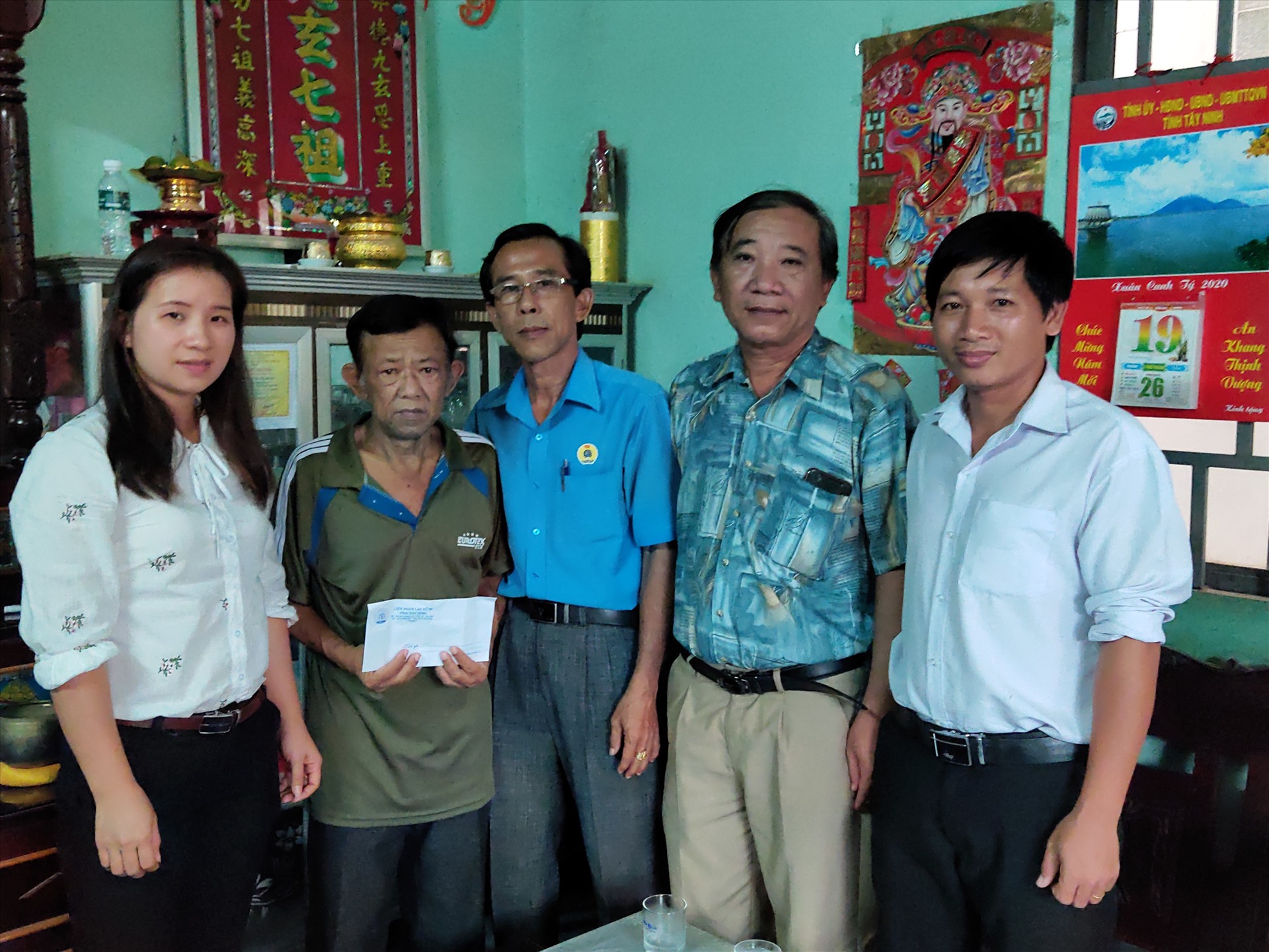 Đoàn công tác đến thăm và trao tặng số tiền cho anh Hoàng Anh.