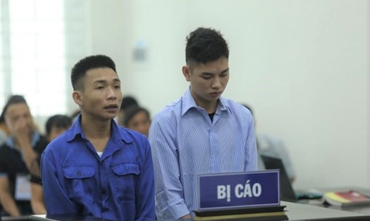 Hai bị cáo Đinh Văn Giáp và Đinh Văn Trường (từ trái qua) tại phiên tòa. Ảnh: Việt Dũng.