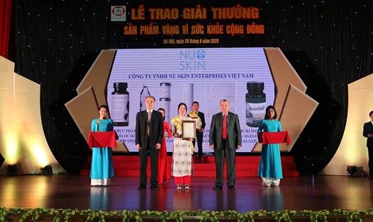 Nu Skin Việt Nam vinh dự nhận cúp vàng và huy chương vàng từ  Hiệp hội Thực phẩm chức năng Việt Nam