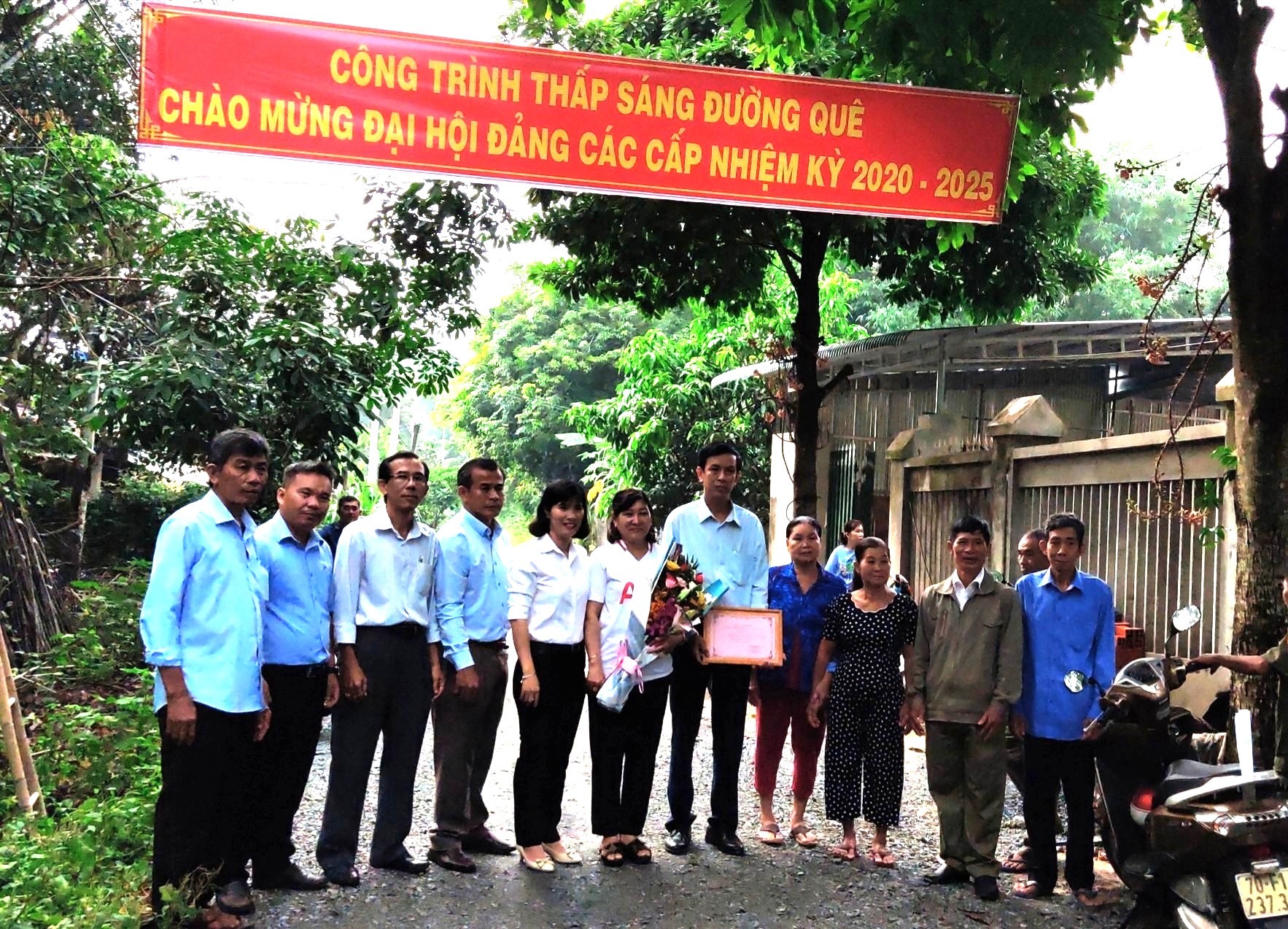 Các đại biểu chụp ảnh lưu niệm tại lễ khởi công. Ảnh LĐLĐ Tây Ninh