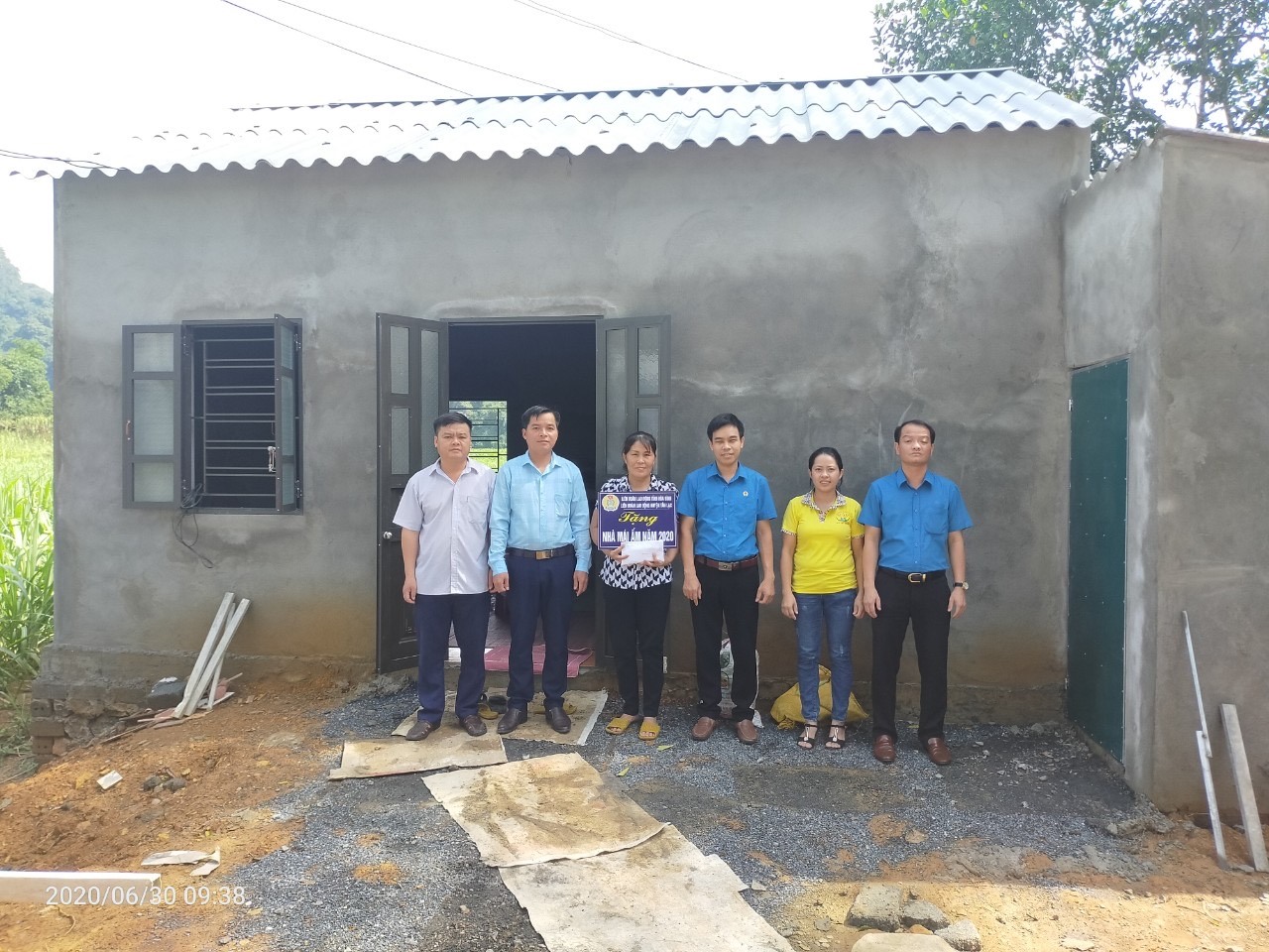 Liên đoàn Lao động huyện Tân Lạc (tỉnh Hoà Bình) trao hỗ trợ xây nhà Mái ấm Công đoàn. Ảnh: Bạch Tuyết.