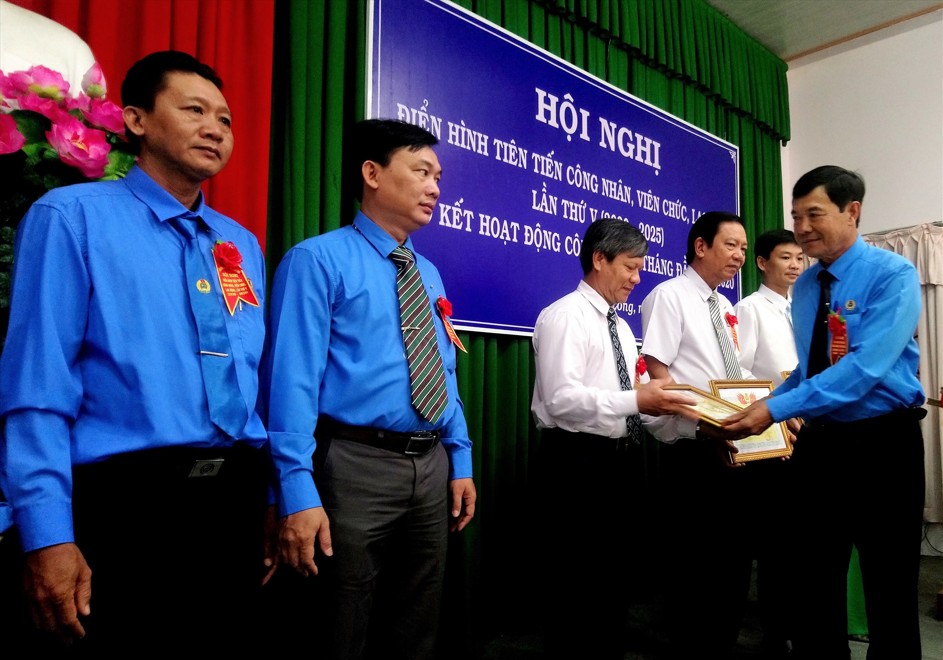 Đồng chí Huỳnh Bá Long - Chủ tịch LĐLĐ tỉnh Vĩnh Long - trao bằng khen cho các tập thể xuất sắc giai đoạn 2015-2020. Ảnh: Thanh Thủy