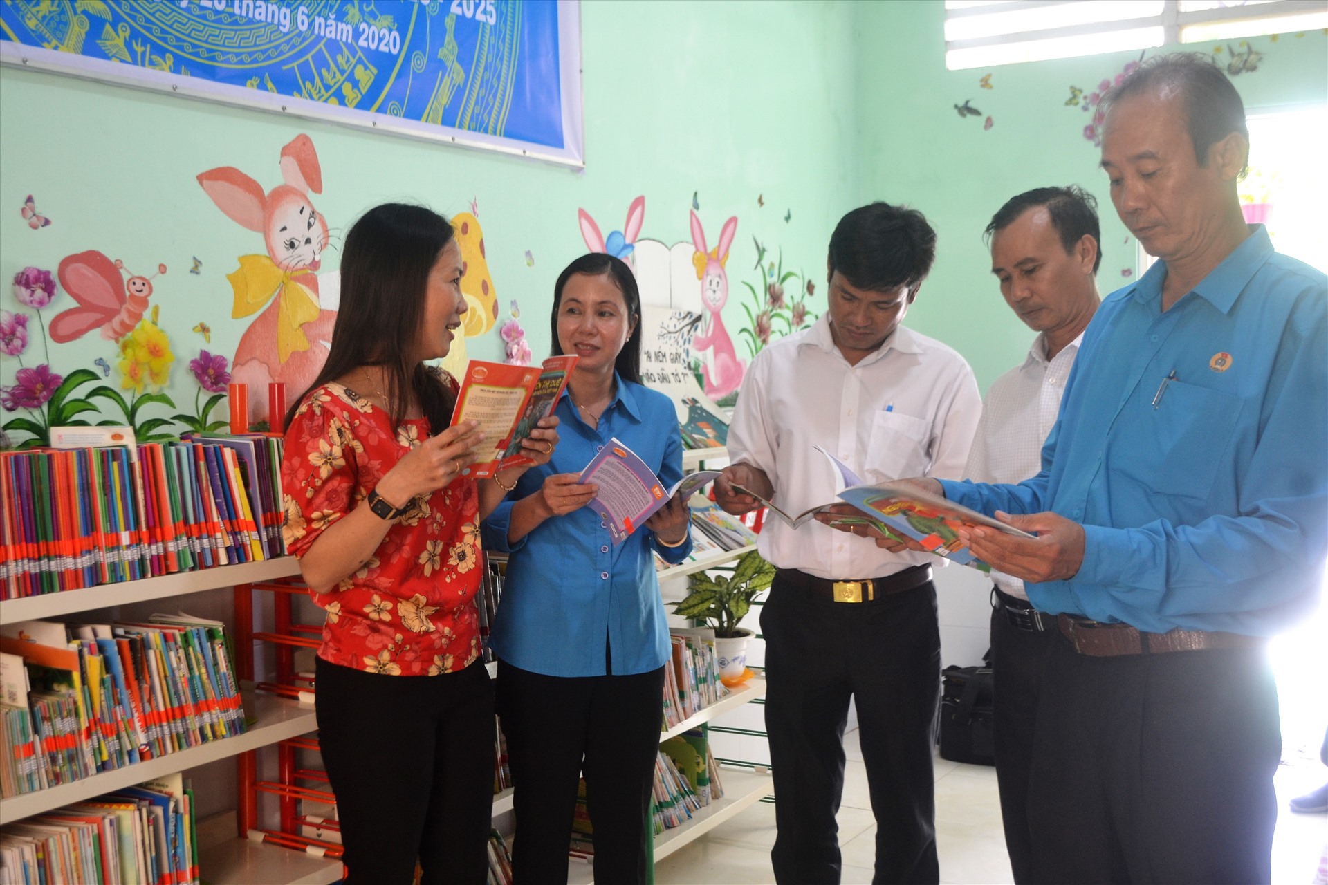 LĐLĐ tỉnh tham quan công trình thư viện thân thiện của CĐCS Trường Tiểu học Vĩnh Phong 1 (Vĩnh Thuận). Ảnh: Bảo Trân