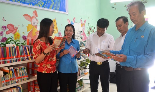 LĐLĐ tỉnh tham quan công trình thư viện thân thiện của CĐCS Trường Tiểu học Vĩnh Phong 1 (Vĩnh Thuận). Ảnh: Bảo Trân