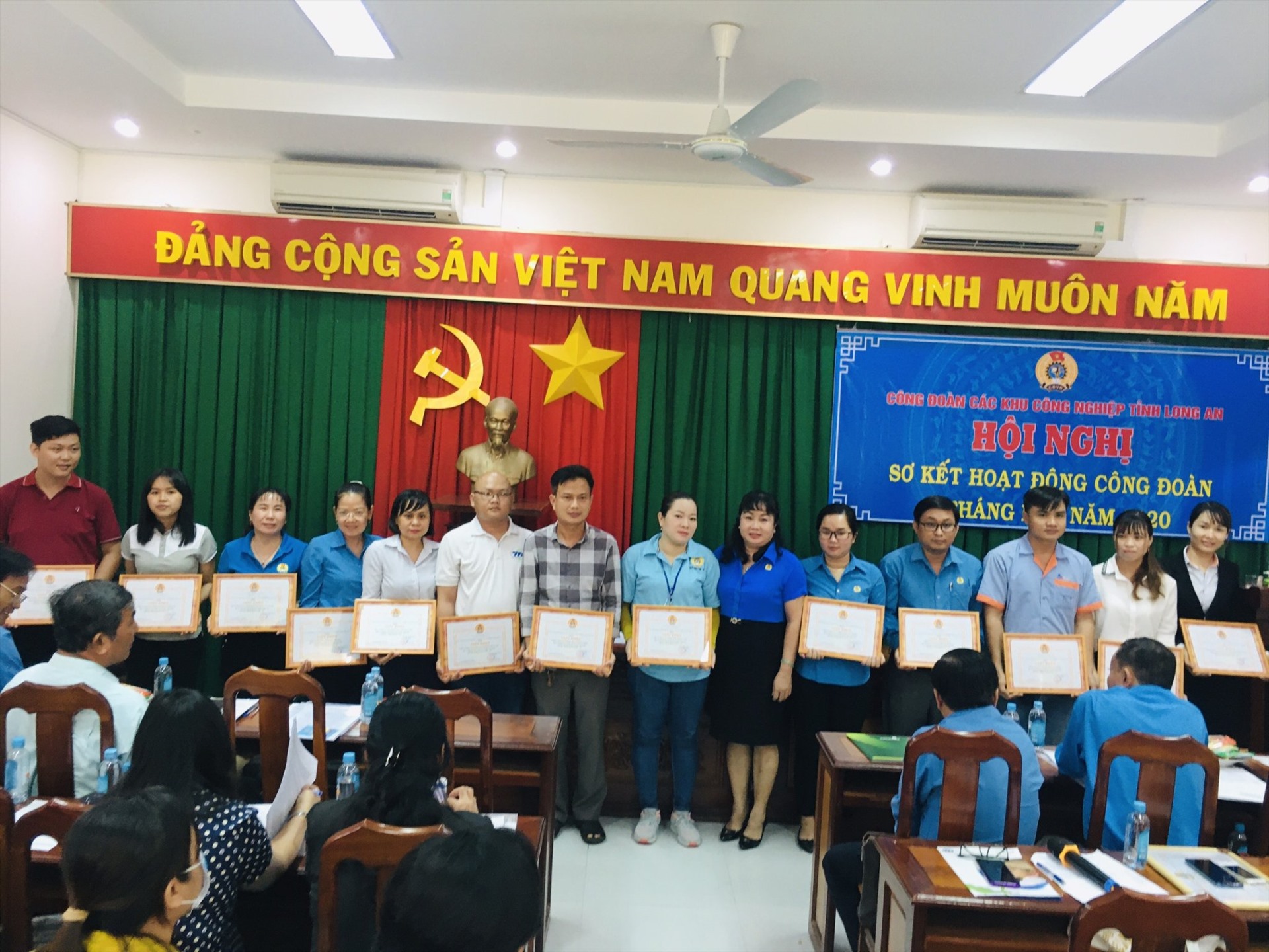 Khen thưởng các tập thể, cá nhân có nhiều thành tích trong hoạt động công đoàn 6 tháng đầu năm 2020. Ảnh: K.Q