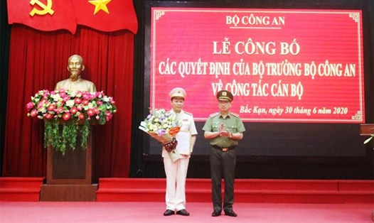 Thứ trưởng Nguyễn Văn Thành trao quyết định bổ nhiệm đại tá Hà Văn Tuyên. Ảnh: VGP.