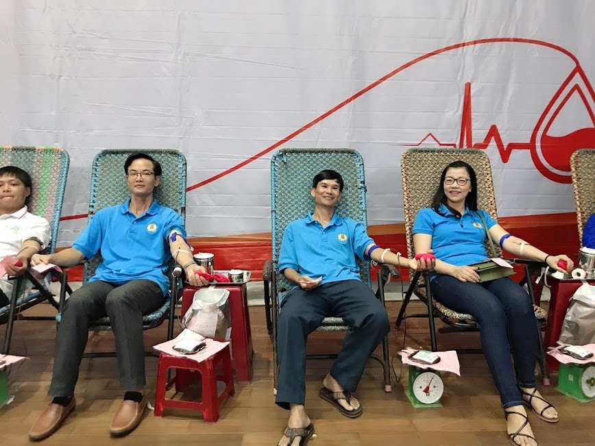 Đoàn viên công đoàn Gia Lai tham gia hiến máu tình nguyện tại chương trình Hành trình đỏ năm 2020.