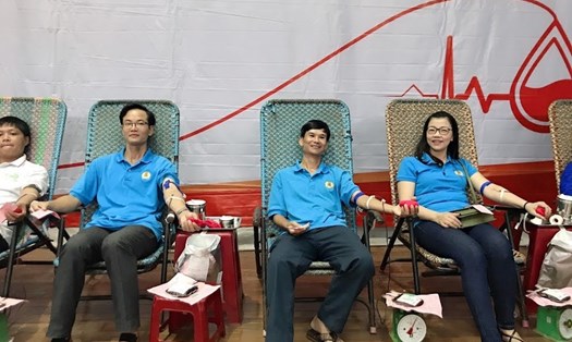 Đoàn viên công đoàn Gia Lai tham gia hiến máu tình nguyện tại chương trình Hành trình đỏ năm 2020.