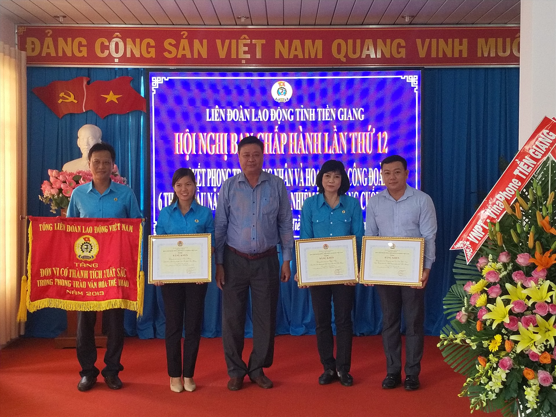 Khen thưởng tại Hội nghị sơ kết 6 tháng đầu năm LĐLĐ tỉnh Tiền Giang. Ảnh: k.Q