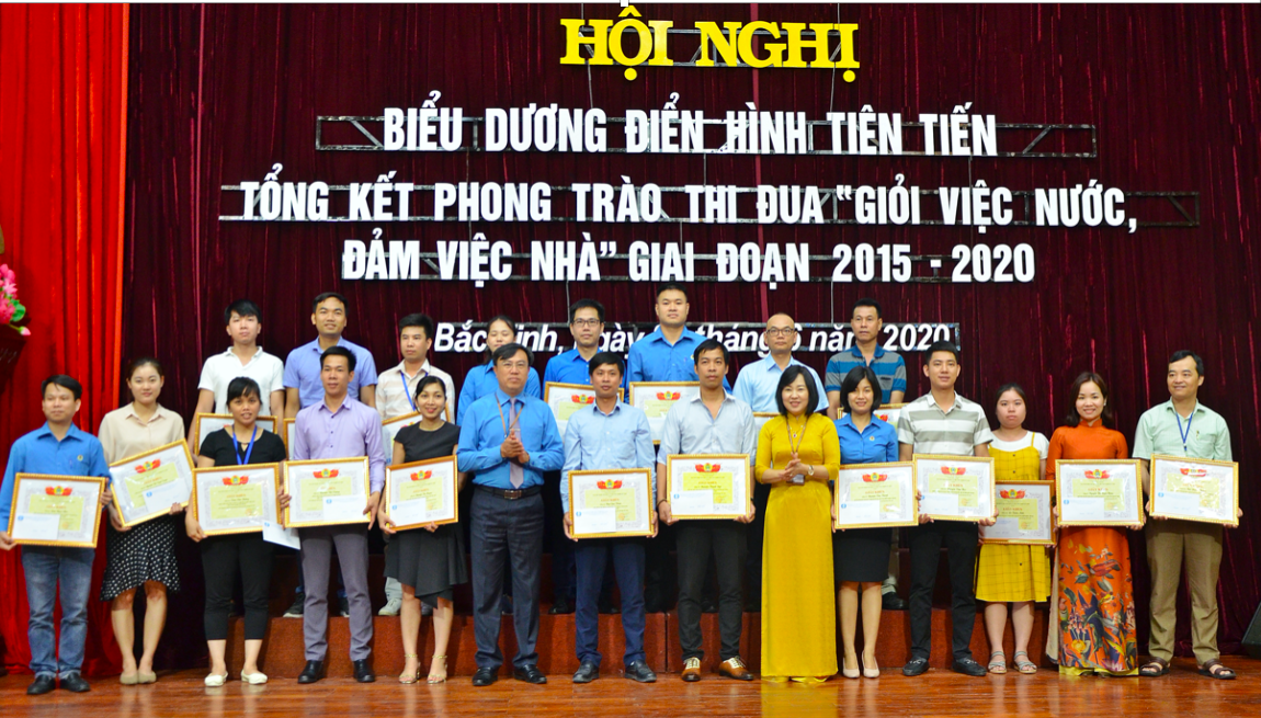 Lãnh đạo LĐLĐ tỉnh và Công đoàn các KCN Bắc Ninh tặng Giấy khen cho các cá nhân có thành tích xuất sắc trong phong trào thi đua yêu nước giai đoạn 2015-2020. Ảnh: Phạm Minh Hiểu.