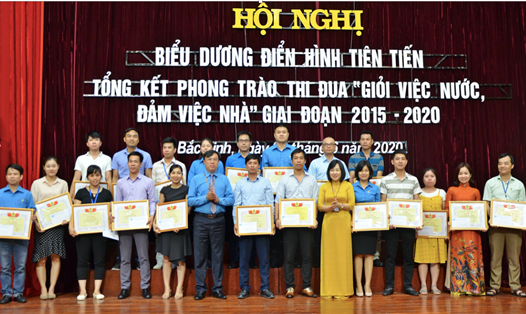 Lãnh đạo LĐLĐ tỉnh và Công đoàn các KCN Bắc Ninh tặng Giấy khen cho các cá nhân có thành tích xuất sắc trong phong trào thi đua yêu nước giai đoạn 2015-2020. Ảnh: Phạm Minh Hiểu.