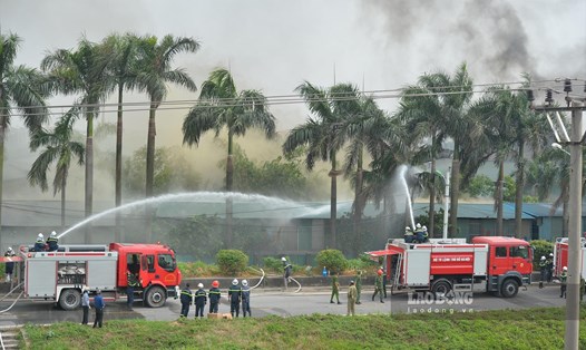 Lực lượng chức năng nỗ lực dập lửa trong vụ cháy nhà kho hóa chất tại cảng Đức Giang (Long Biên, Hà Nội). Ảnh: Sơn Tùng