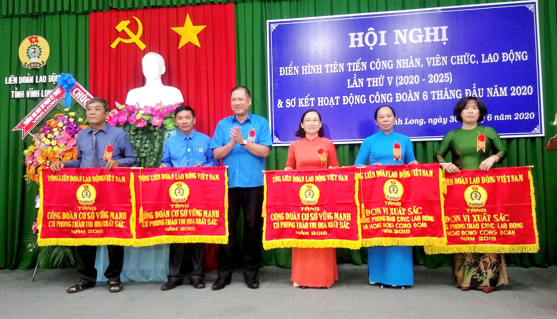Đồng chí Nguyễn Minh Dũng - Ủy viên Đoàn Chủ tịch, Trưởng ban Tài chính Tổng LĐLĐVN - trao cờ thi đua xuất sắc năm 2019. Ảnh: Thanh Thủy