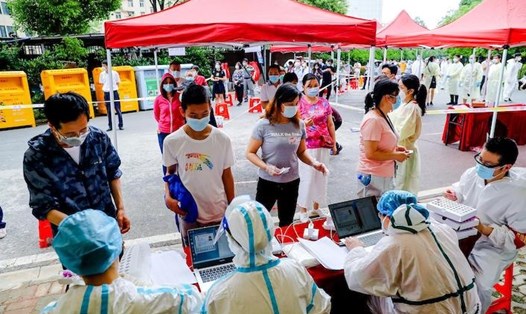 Người dân xếp hàng chờ xét nghiệm COVID-19, ngày 16.5 ở Vũ Hán, Trung Quốc. Ảnh: Caixin