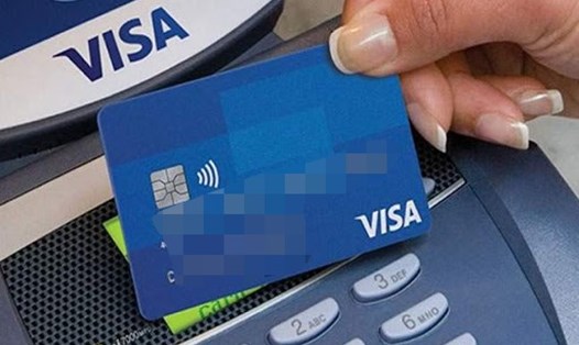 Các ngân hàng lo ngại sẽ không đảm bảo kịp tiến độ chuyển đổi thẻ từ sang thẻ chip. Ảnh: Visa