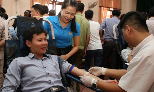 Người lao động tham gia hiến máu tại LĐLĐ tỉnh Quảng Trị. Ảnh: Hưng Thơ.